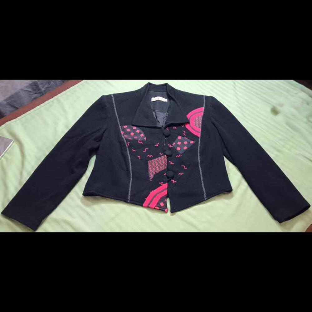 Canvasbacks Stylish Cropped Jacket with Unique Design